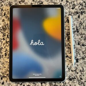 Apple iPad Air iPadOS 15.6.1 with Apple Pencil 2nd Gen